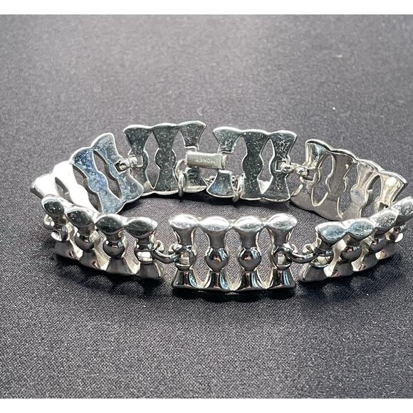 Vintage Monet Interconnected Link Bracelet Silver Tone with Safety Chain Signed - Picture 3 of 4